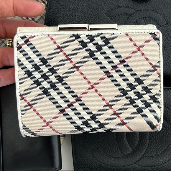 Burberry London Novacheck bifold with kiss lock / crossbody Pristine condition - Picture 4 of 9